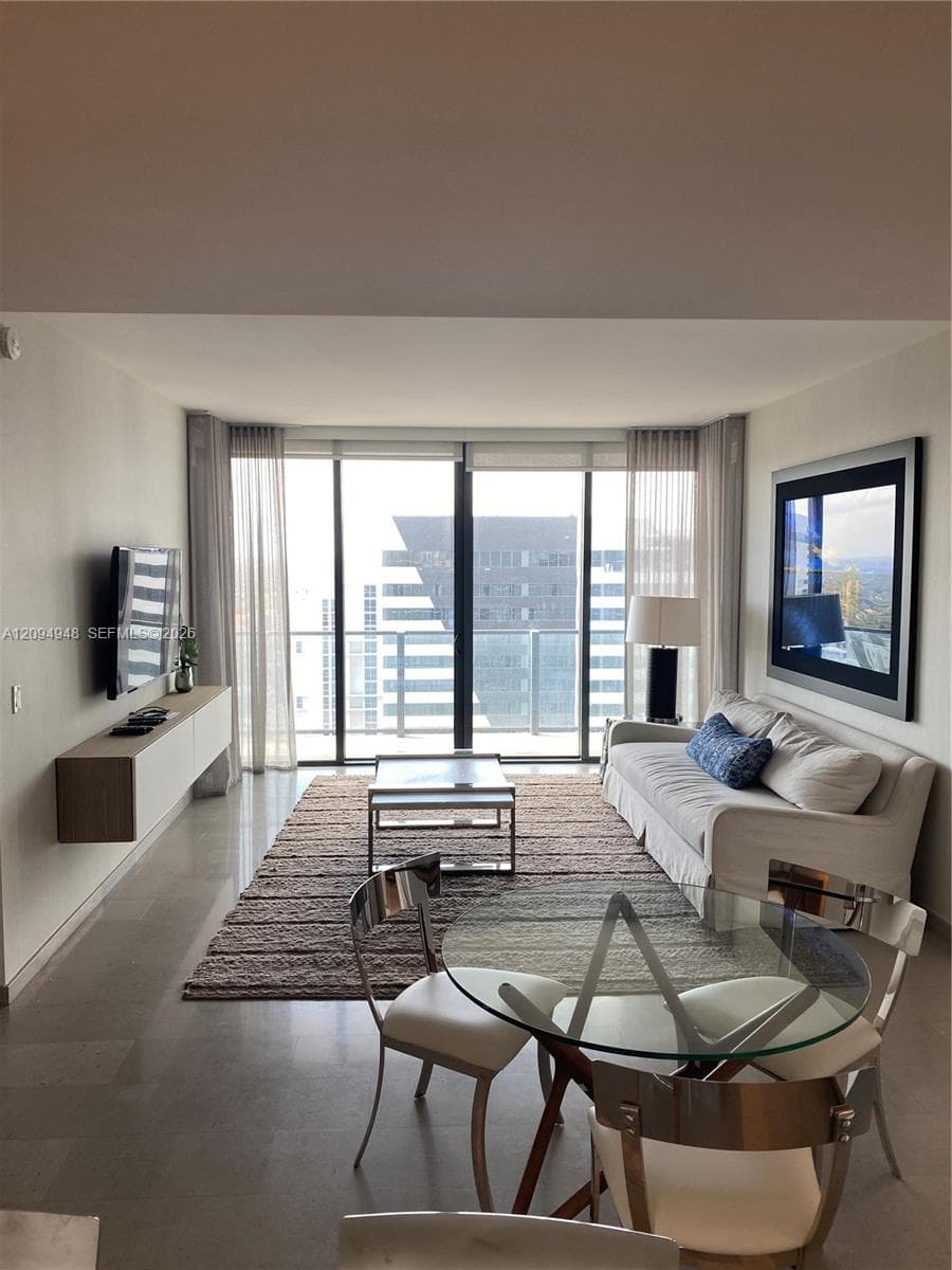 88 SW 7th St # 1904, Miami FL 33130