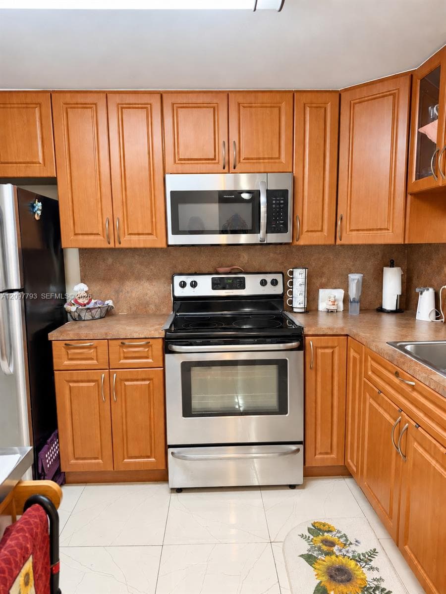 20860 San Simeon Way # 6, Miami FL 33179