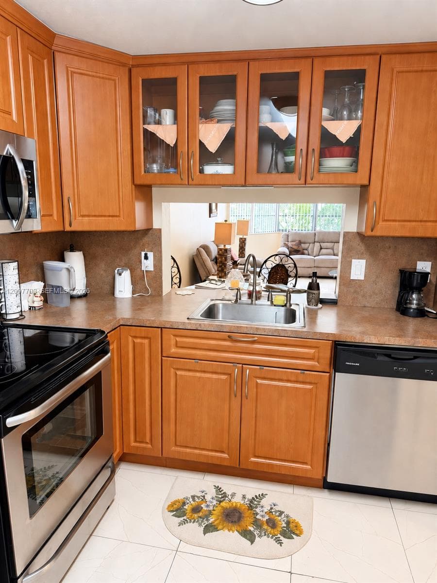 20860 San Simeon Way # 6, Miami FL 33179