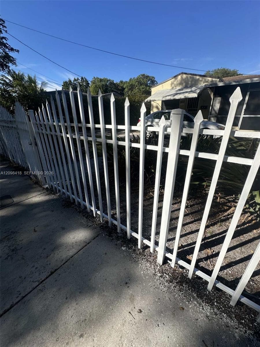 925 NW 52nd St, Miami FL 33127