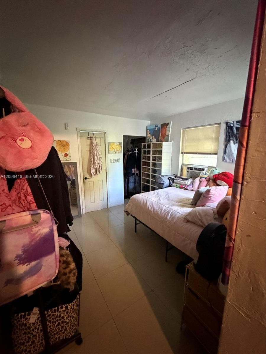 925 NW 52nd St, Miami FL 33127