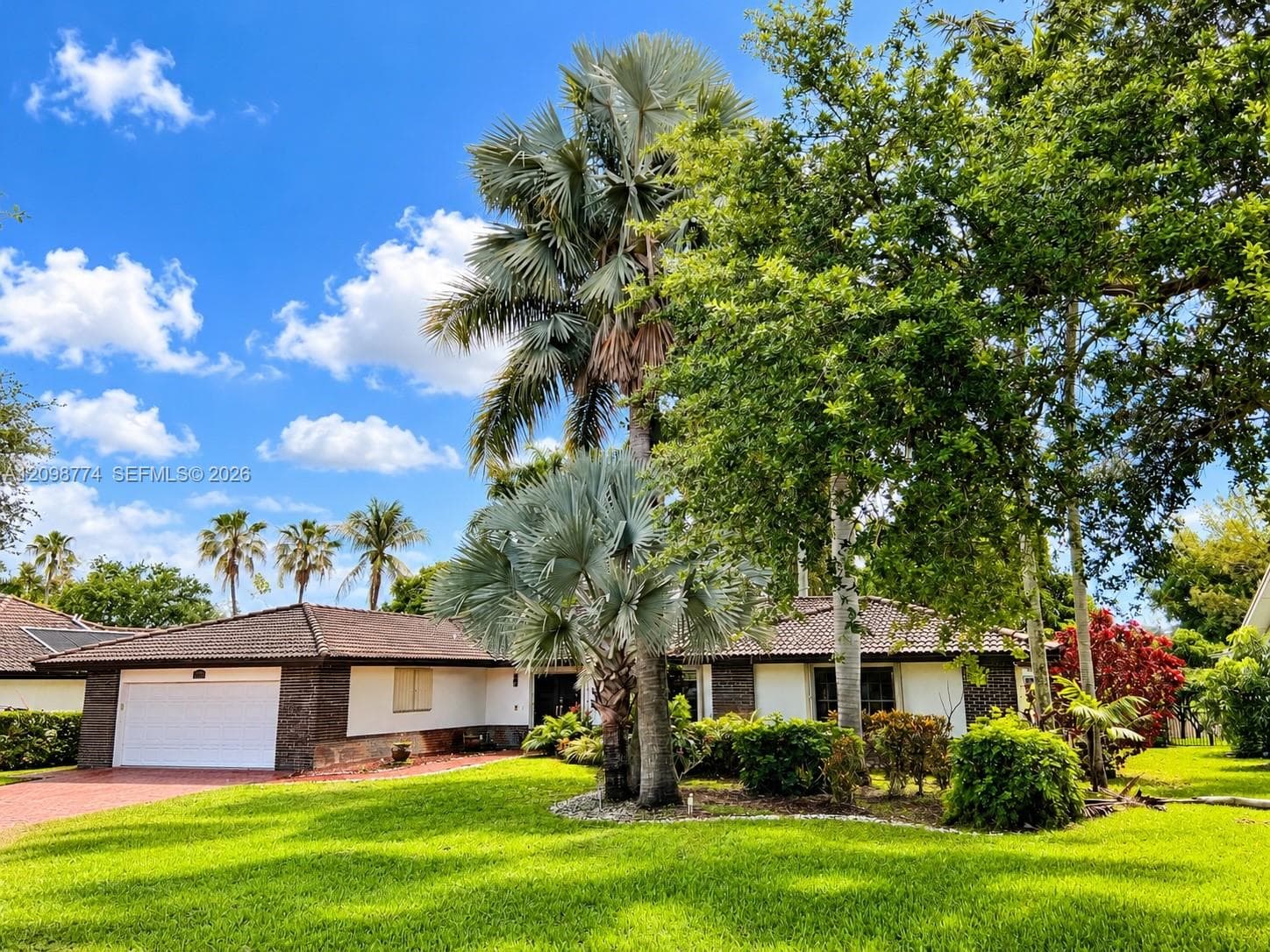 19265 E Saint Andrews Dr, Hialeah FL 33015