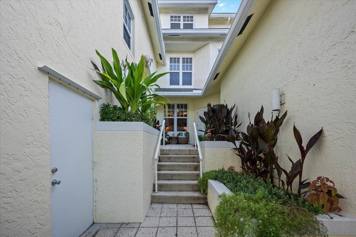 105 MAINSAIL Circle, Jupiter FL 33477