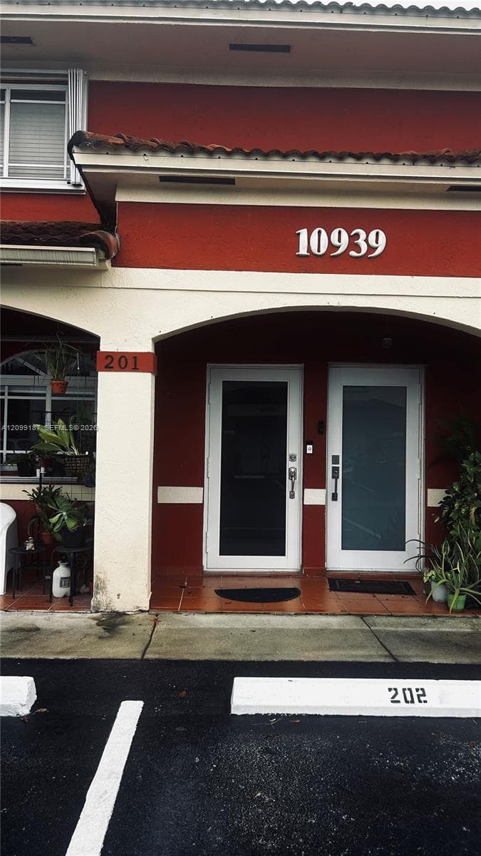 10939 W Okeechobee Rd # 201, Hialeah Gardens FL 33018