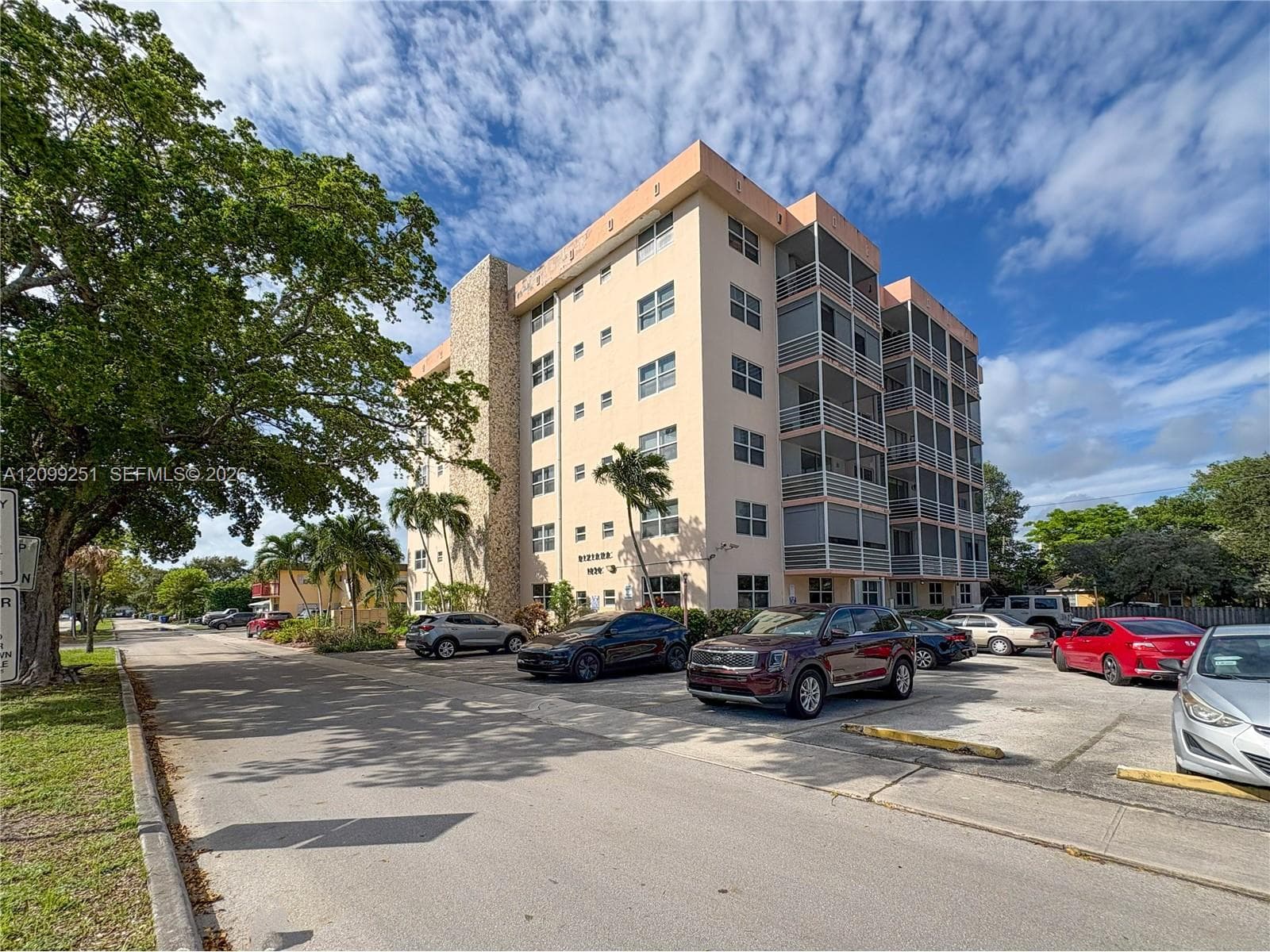 1830 Dixieanna St # 605, Hollywood FL 33020