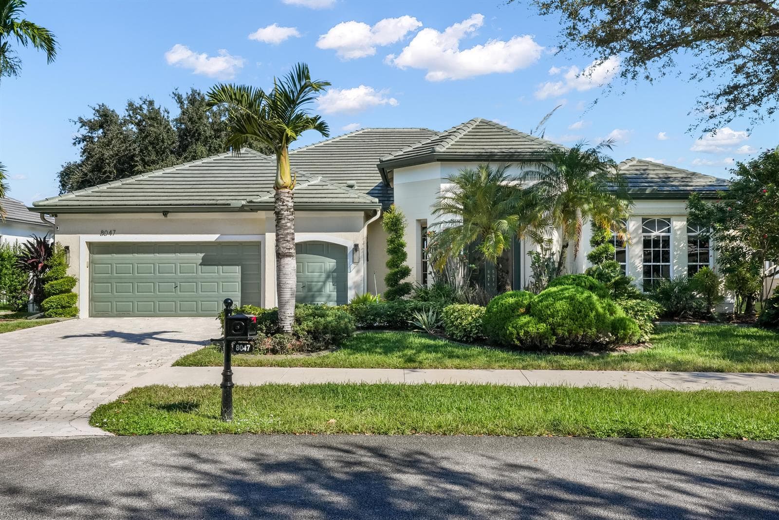 8047 N SAVANNAH Circle, Davie FL 33328