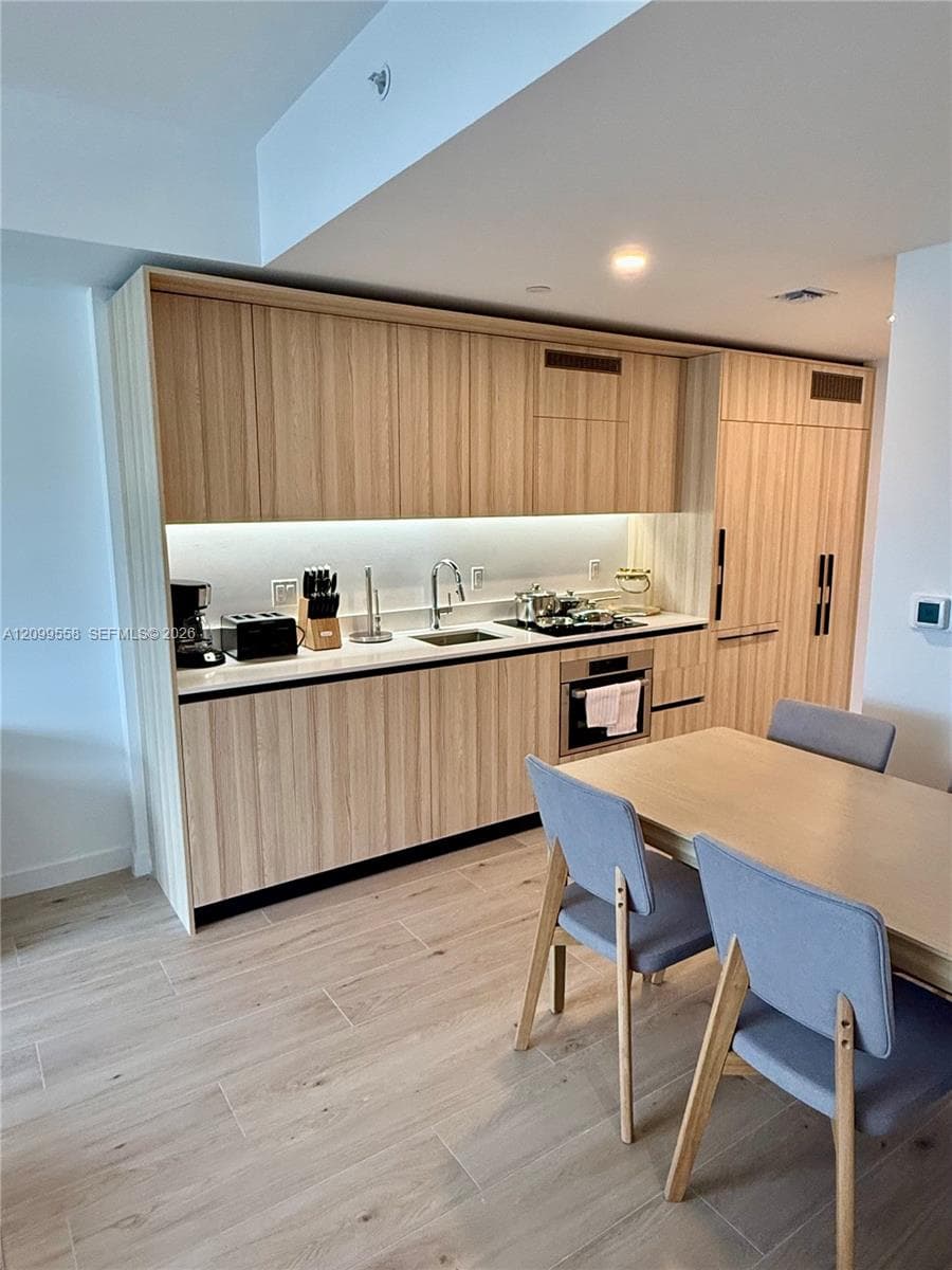 225 N Miami Ave # 3406, Miami FL 33128