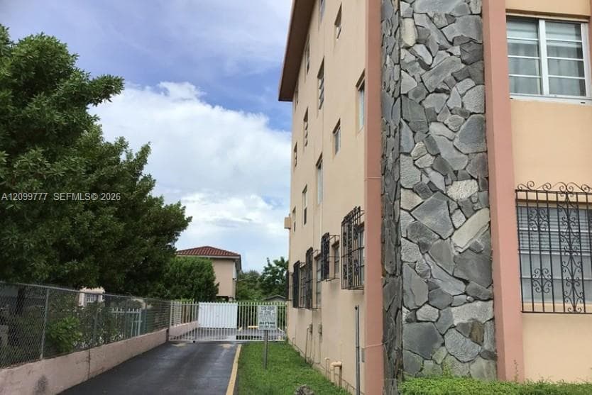 3075 NW 7th St # 101, Miami FL 33125