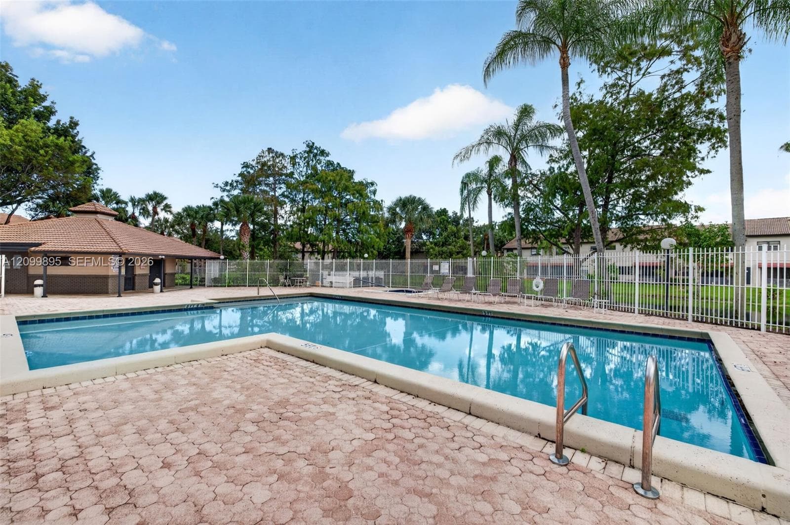 9012 Vineyard Lake Dr, Plantation FL 33324