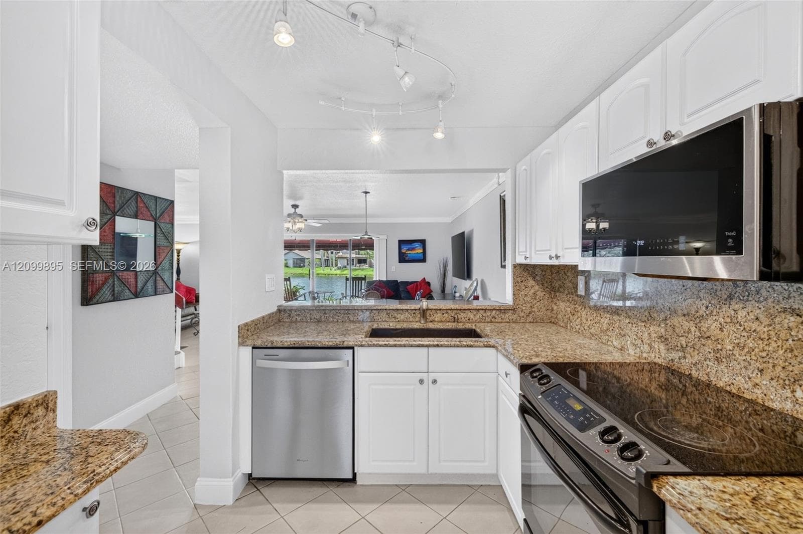 9012 Vineyard Lake Dr, Plantation FL 33324
