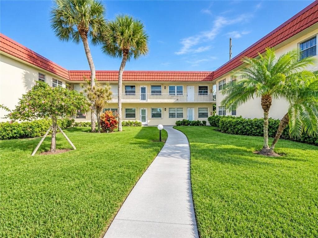 99 SPRING LAKE Drive # 101, Vero Beach FL 32962