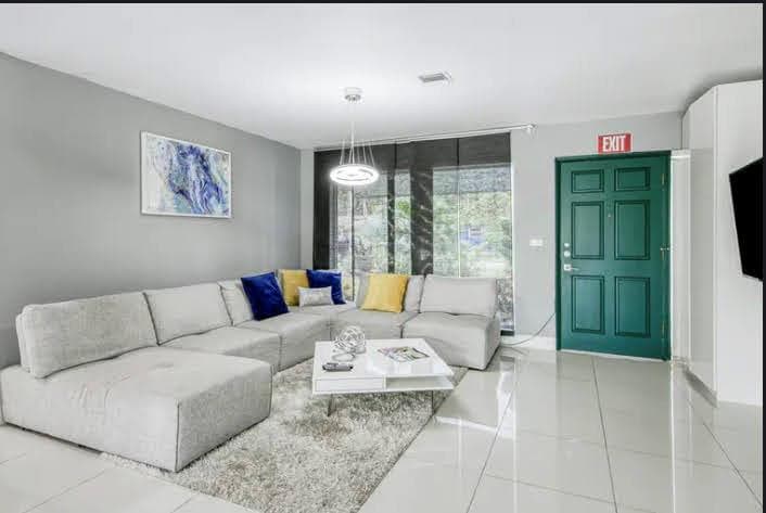 1905 N 45TH Avenue, Hollywood FL 33021