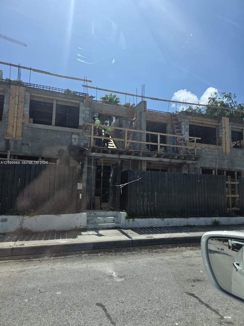 933 SW 4th Ave, Miami FL 33130