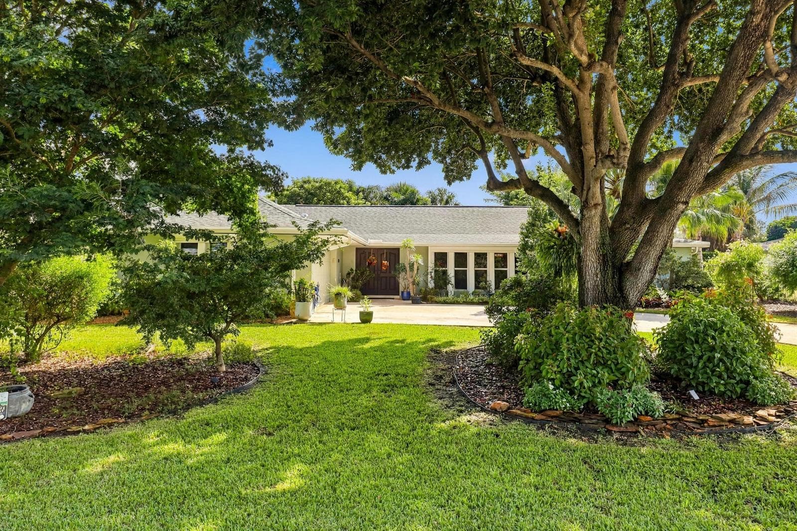 9714 HONEYSUCKLE Avenue, Palm Beach Gardens FL 33410