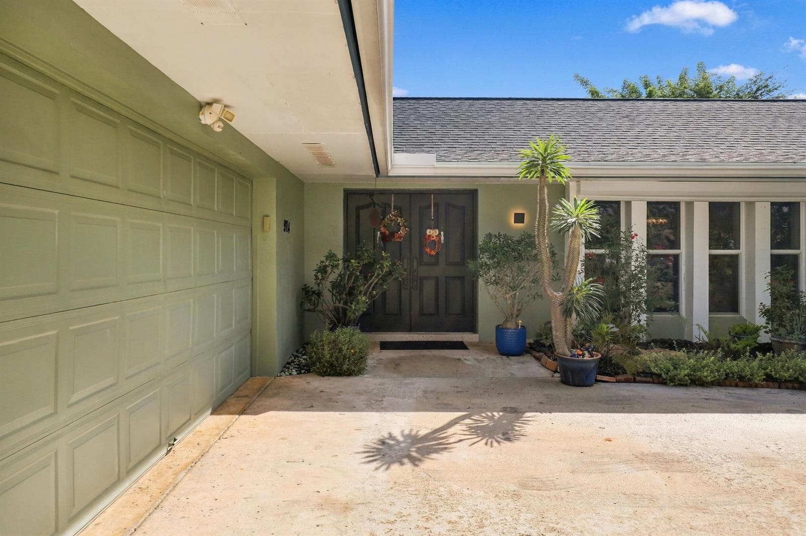 9714 HONEYSUCKLE Avenue, Palm Beach Gardens FL 33410