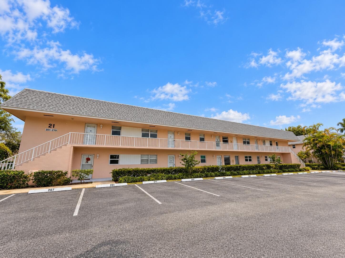 18081 SE COUNTRY CLUB Drive # 207, Jupiter FL 33469