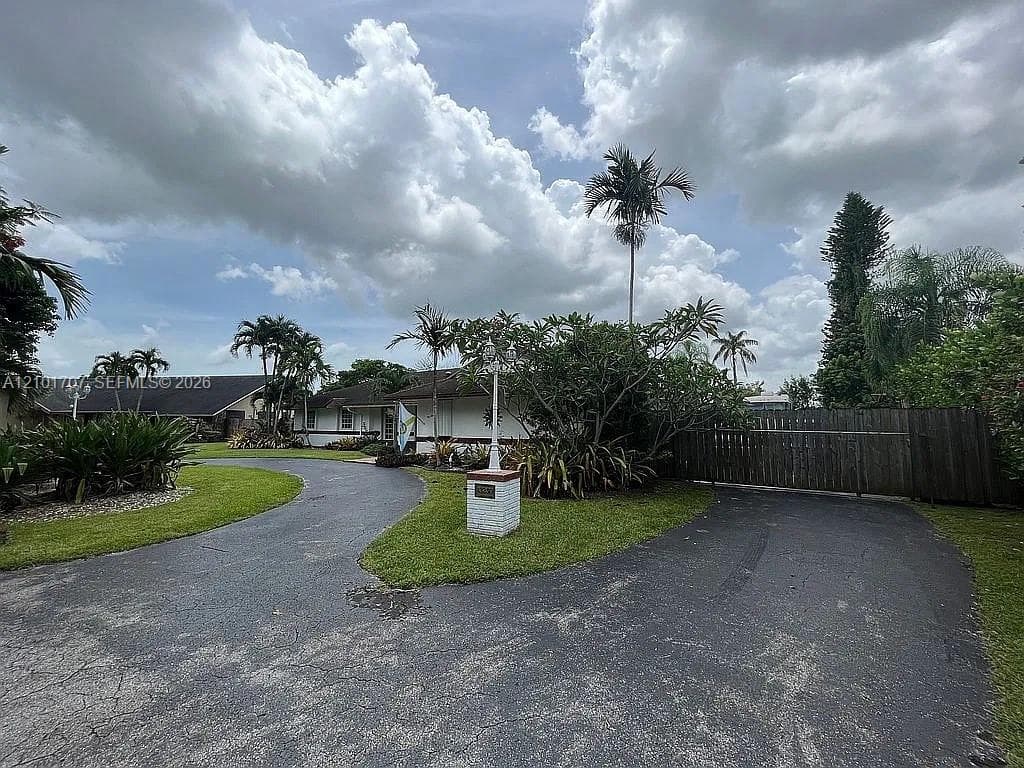 13250 N Calusa Club Dr, Miami FL 33186