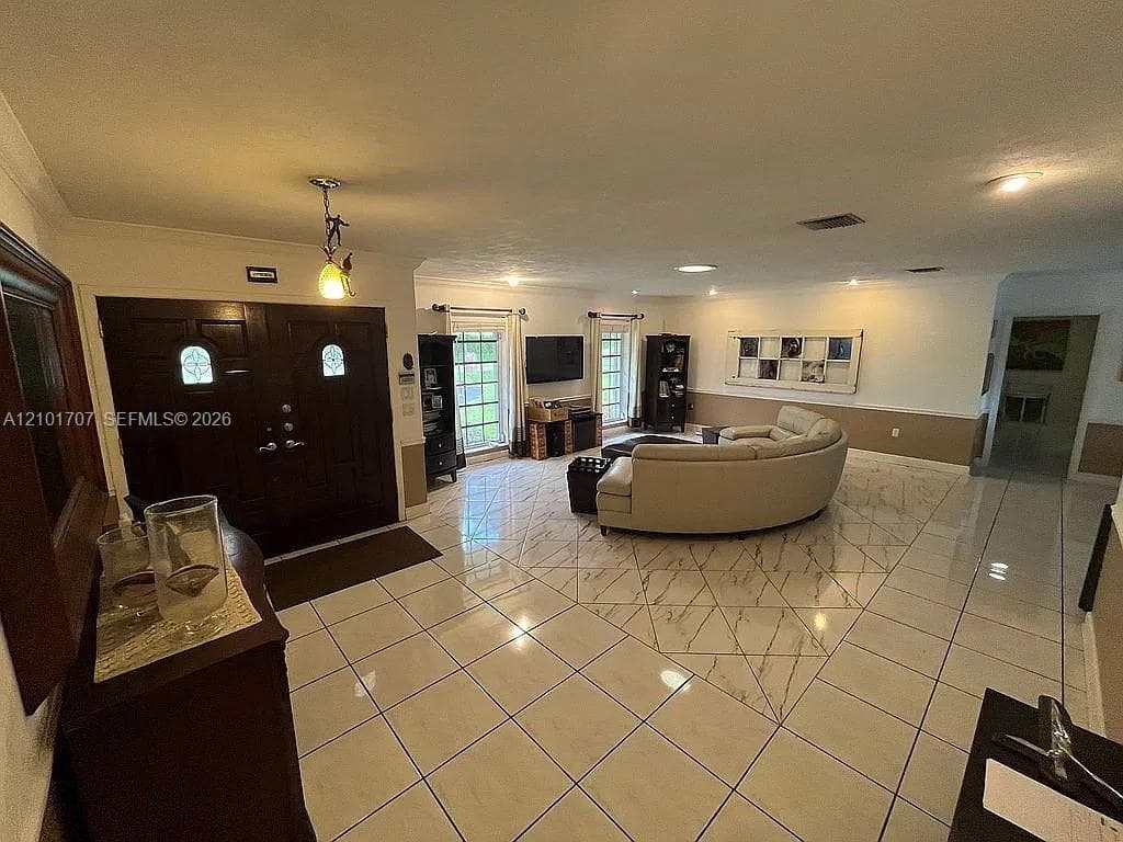 13250 N Calusa Club Dr, Miami FL 33186