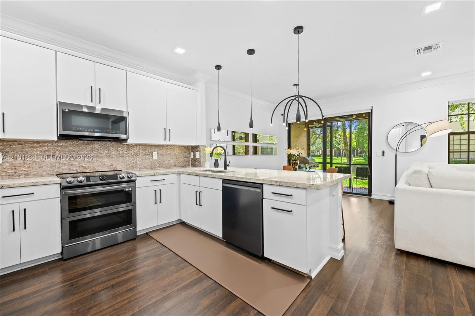 124 W Riverwalk Cir W, Plantation FL 33325