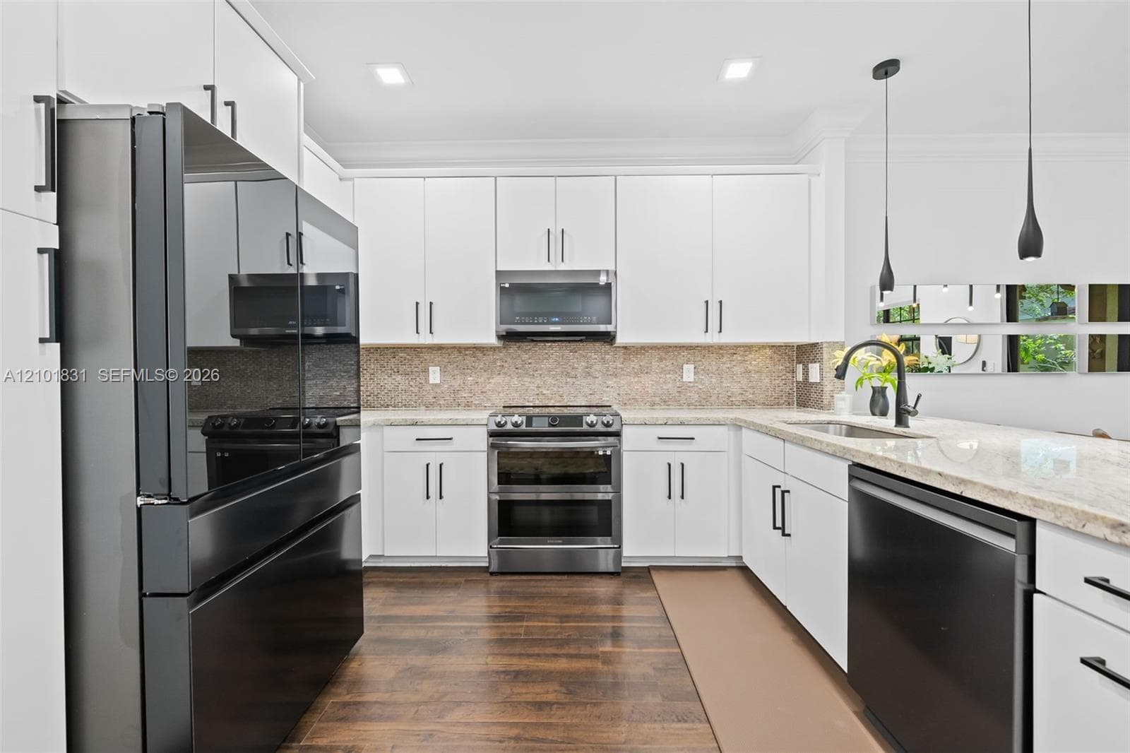 124 W Riverwalk Cir W, Plantation FL 33325