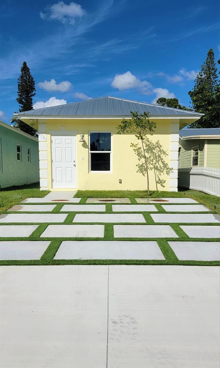 4587 Cambridge Street, FL 33463