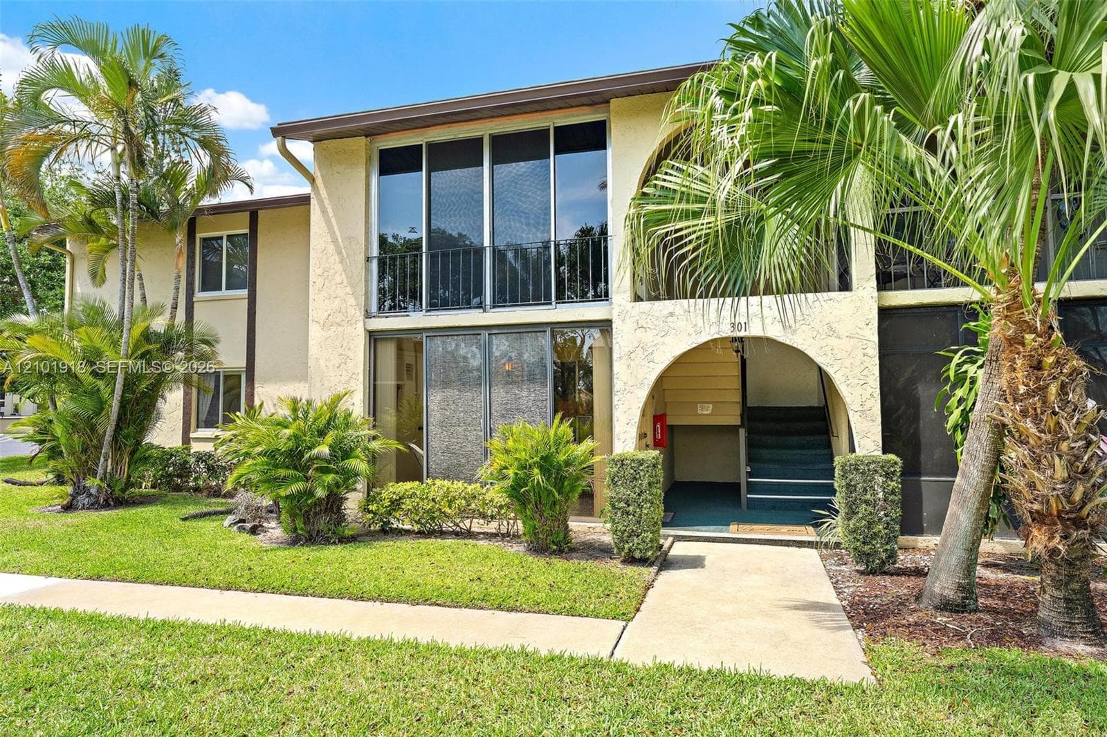 301 Pine Ridge Cir # 1, Green Acres FL 33463
