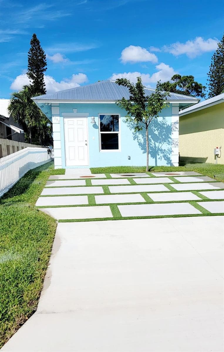 4595 Cambridge Street, FL 33463