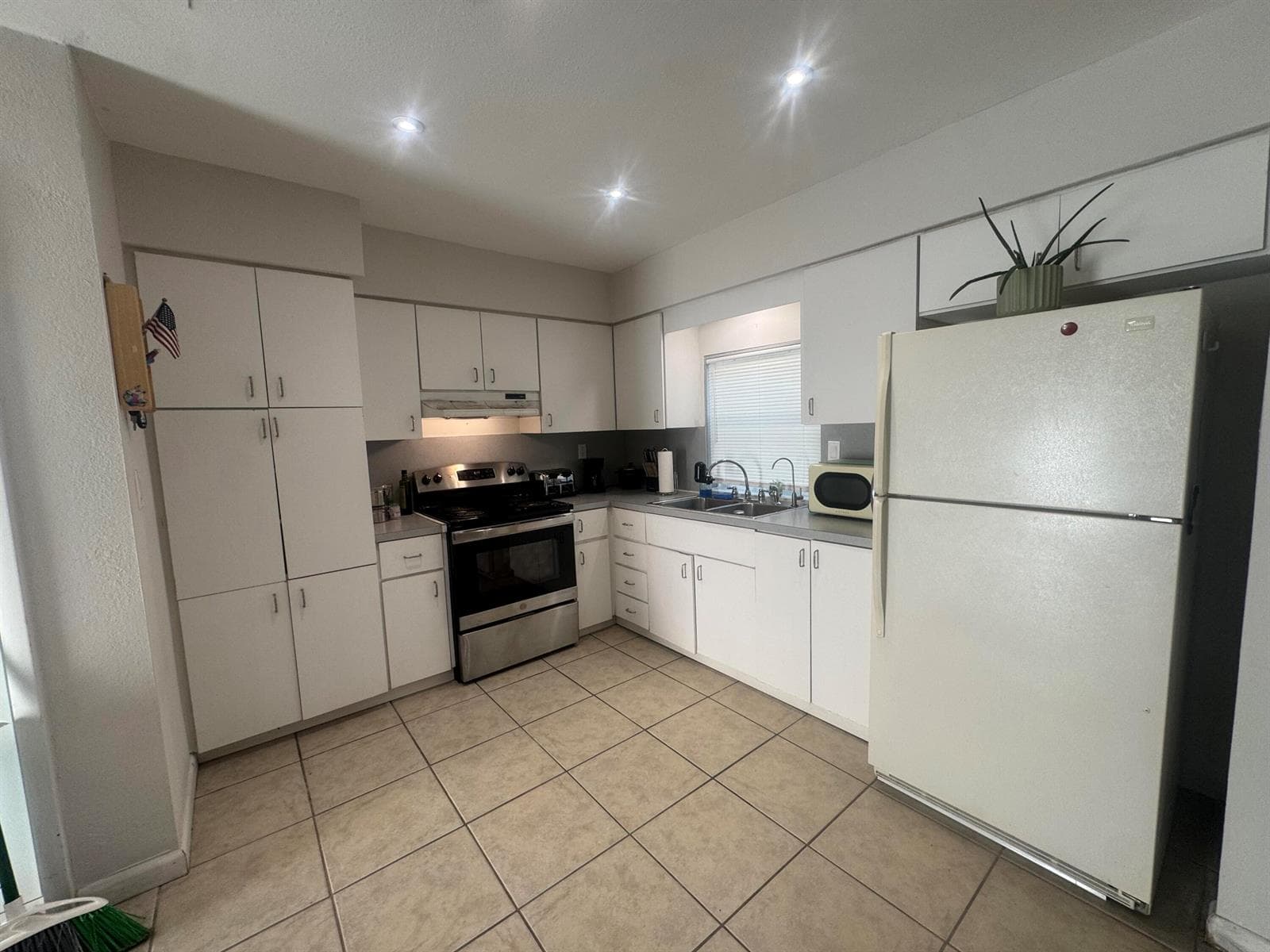 1431 NW 79TH Way, Pembroke Pines FL 33024