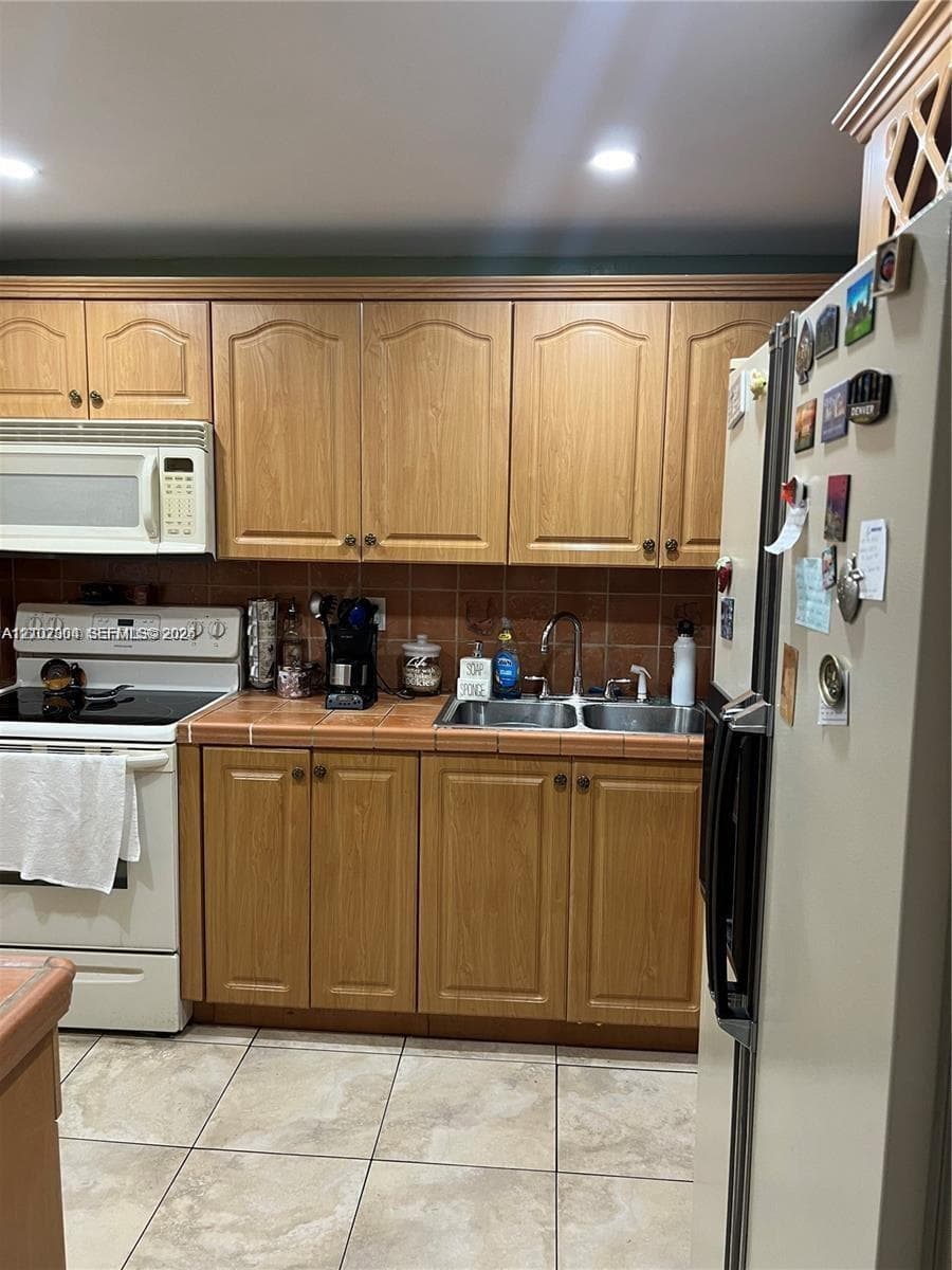 8875 Fontainebleau Blvd # 203, Miami FL 33172