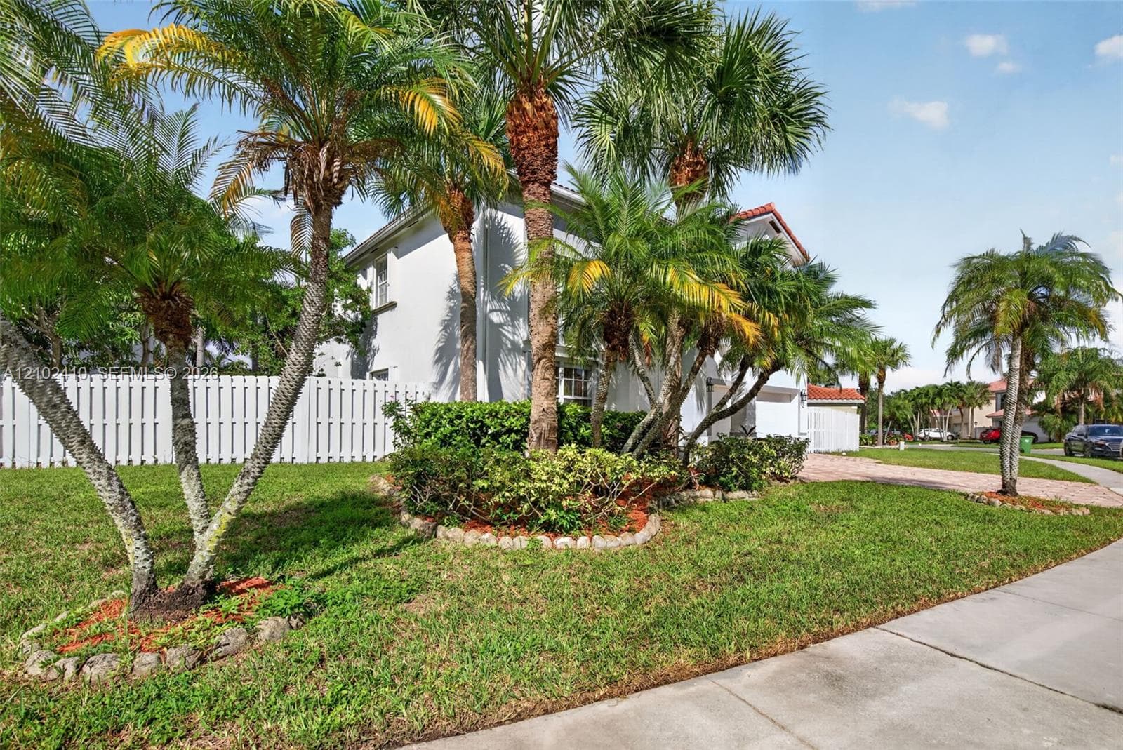 83 Gables Blvd, Weston FL 33326
