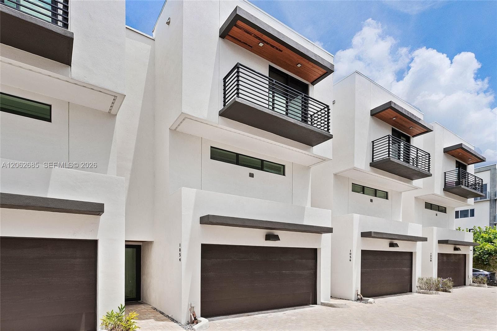 1054 N VICTORIA PARK Road, Fort Lauderdale FL 33304