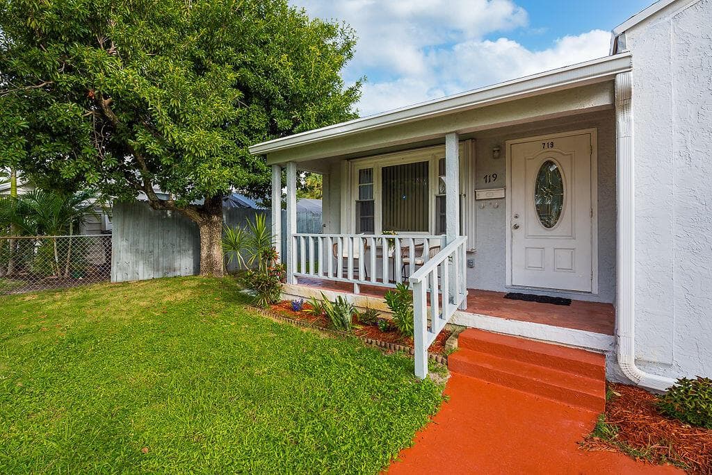 719 SUMMIT Boulevard, West Palm Beach FL 33405
