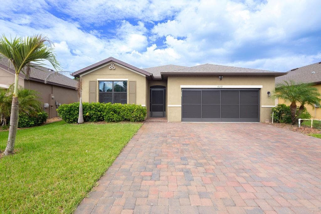 629 Old Country Rd SE, Palm Bay FL 32909