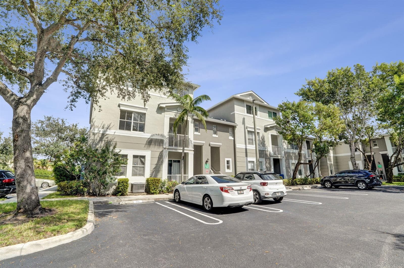 2016 SHOMA Drive # 2016, Royal Palm Beach FL 33414
