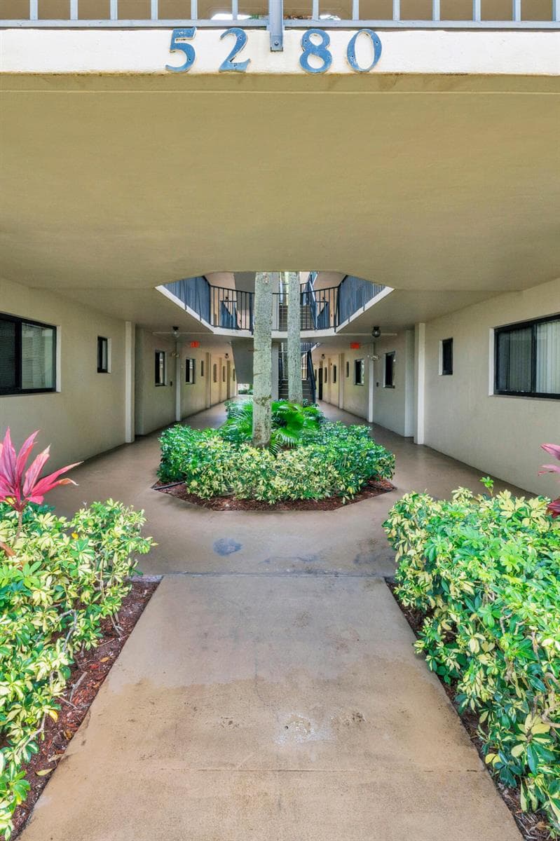 5280 LAS VERDES Circle # 320, Delray Beach FL 33484