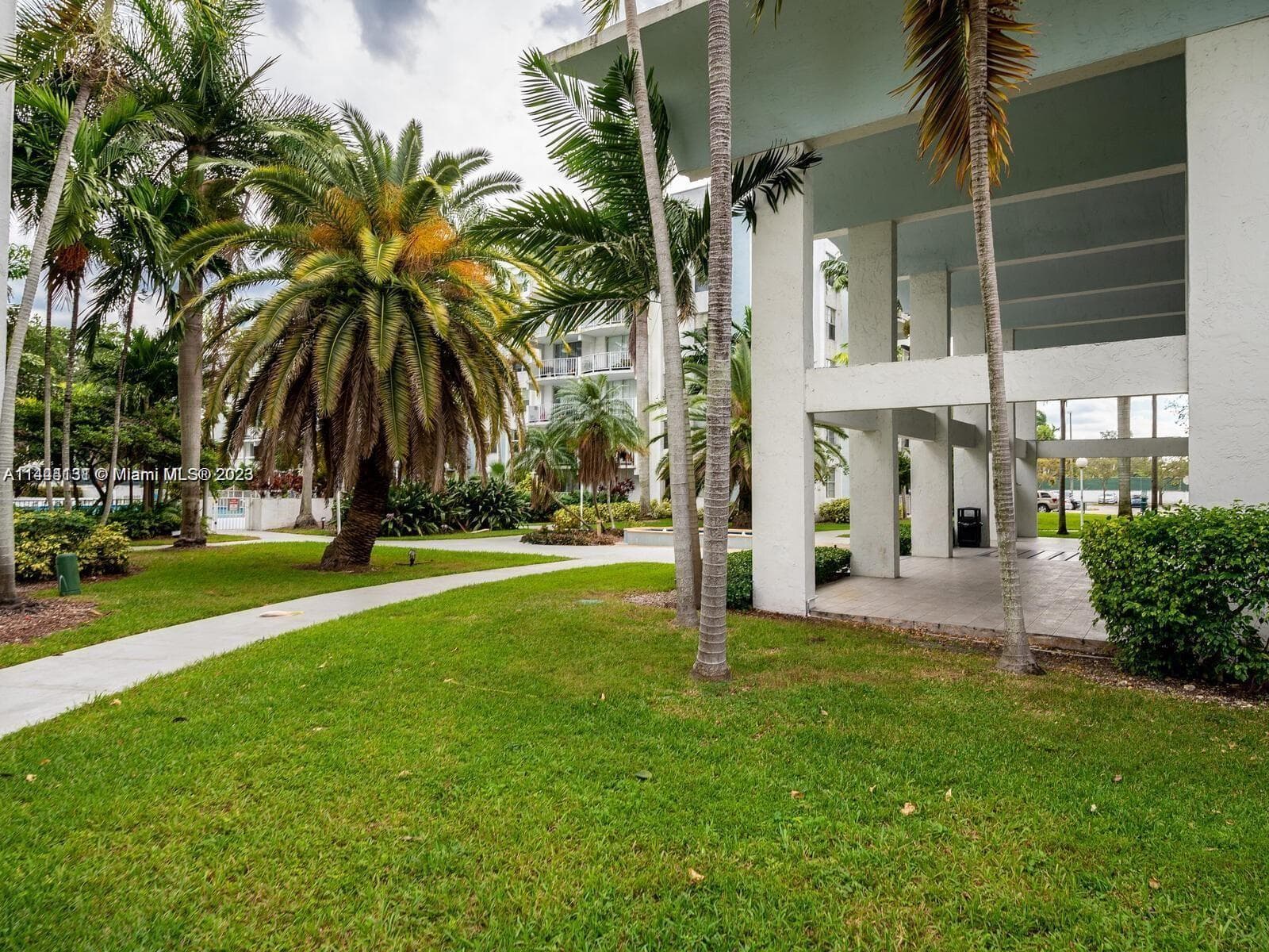 496 NW 165th St Rd # D112, Miami FL 33169