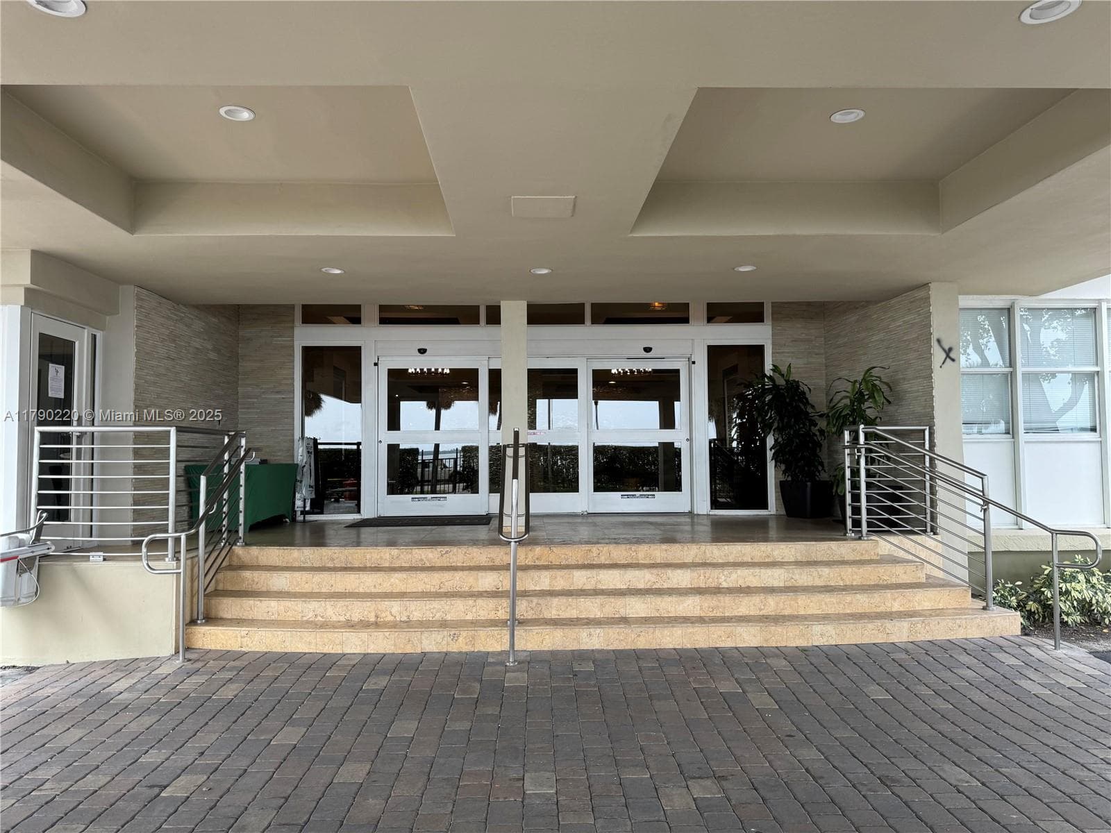 1420 Brickell Bay Dr, Miami FL 33131