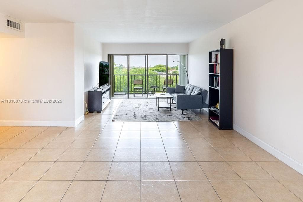 9110 Fontainebleau Blvd # 502, Miami FL 33172