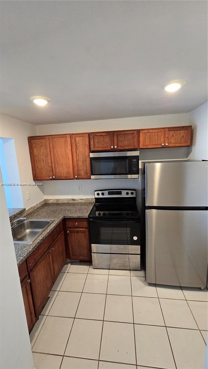 498 NW 165th St Rd # 407, Miami FL 33169