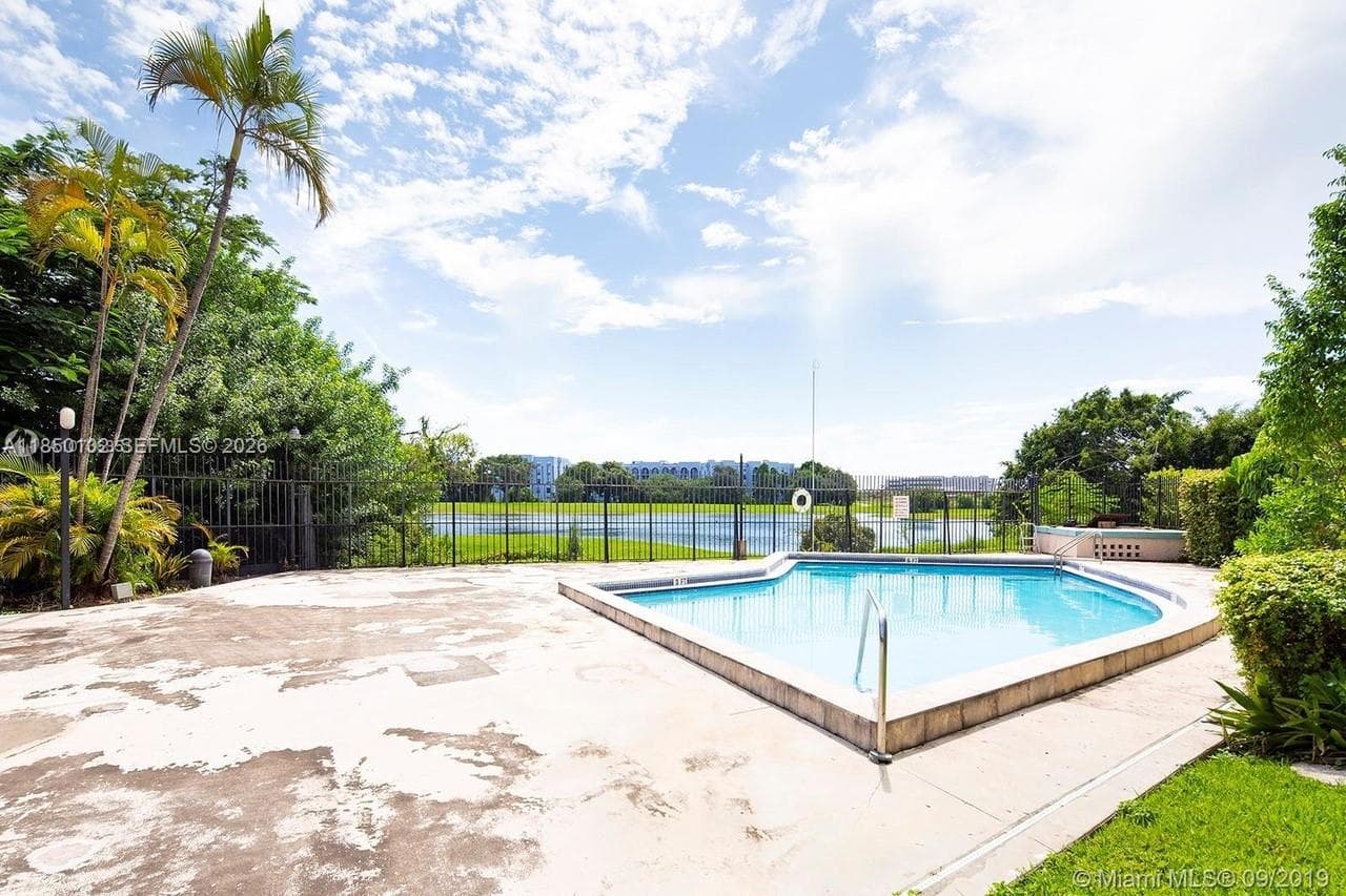 9682 Fontainebleau Blvd # 401, Miami FL 33172