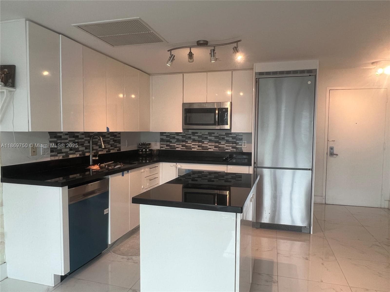 92 SW 3rd St # 3803, Miami FL 33130