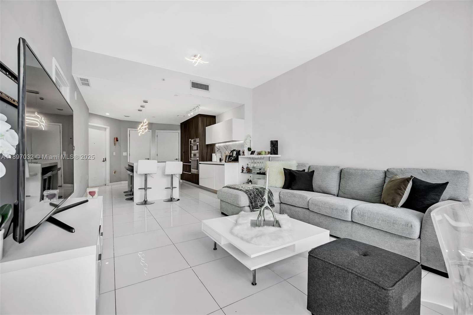 851 NE 1st Ave # 806, Miami FL 33132