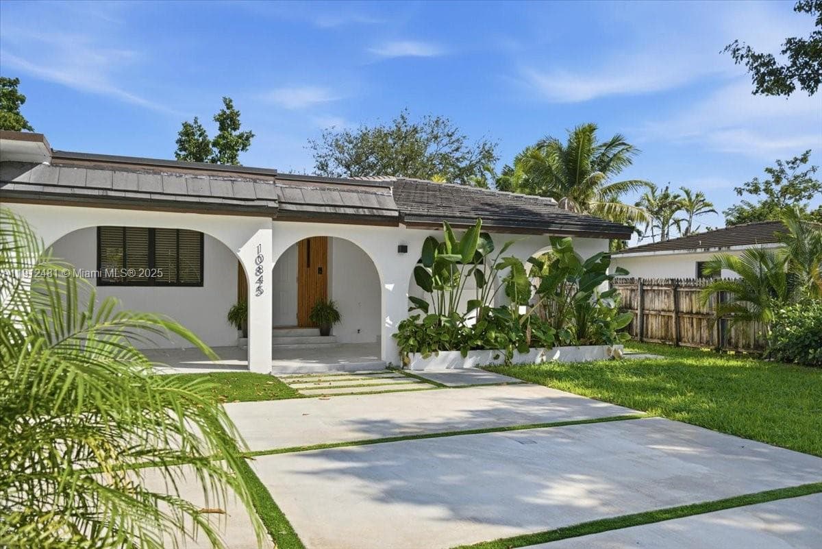 10845 Peachtree Dr, Miami FL 33161