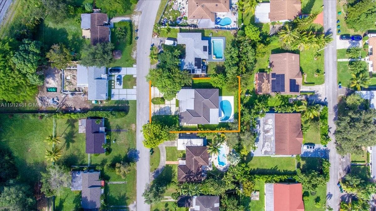 10845 Peachtree Dr, Miami FL 33161