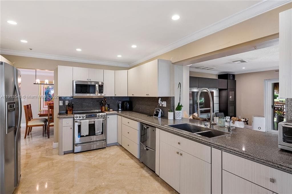 21280 NE 23rd Ave, Miami FL 33180