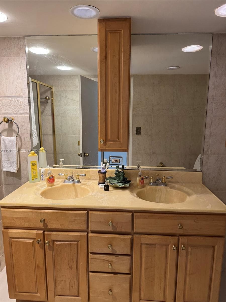 800 NE 195th St # 714, Miami FL 33179