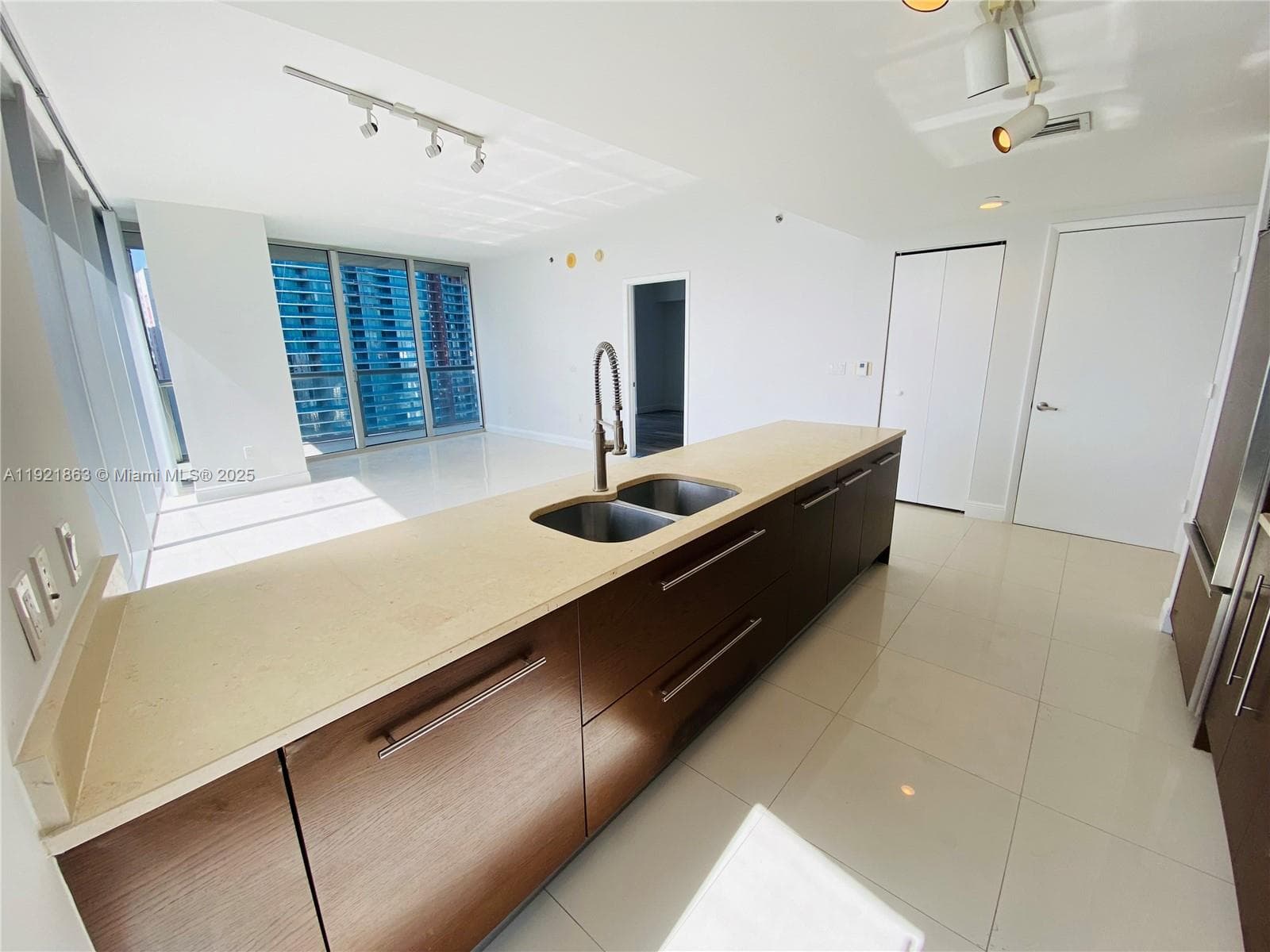 475 Brickell Ave # 3715, Miami FL 33131