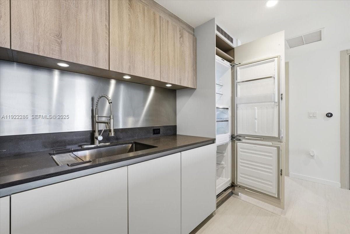 1000 Brickell Plz # 3211, Miami FL 33131