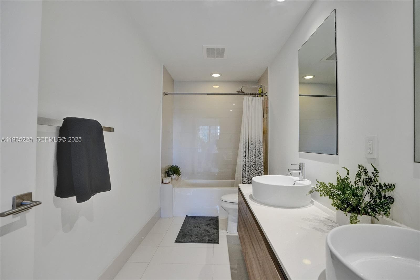 121 NE 34th St # 902, Miami FL 33137