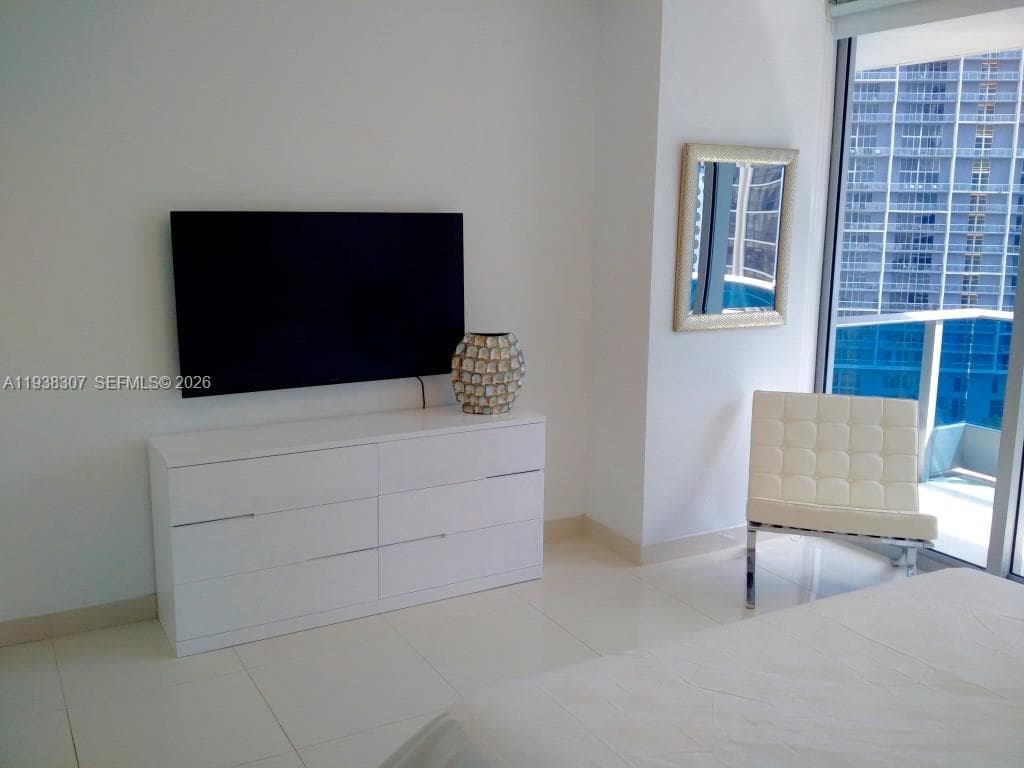 200 Biscayne Boulevard Way # 906, Miami FL 33131